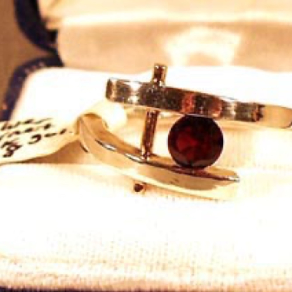 1 carat GARNET WITH 10k GOLD ROD & STERLING SILVER RING, SIZE 8, BAND IS 1/8 x